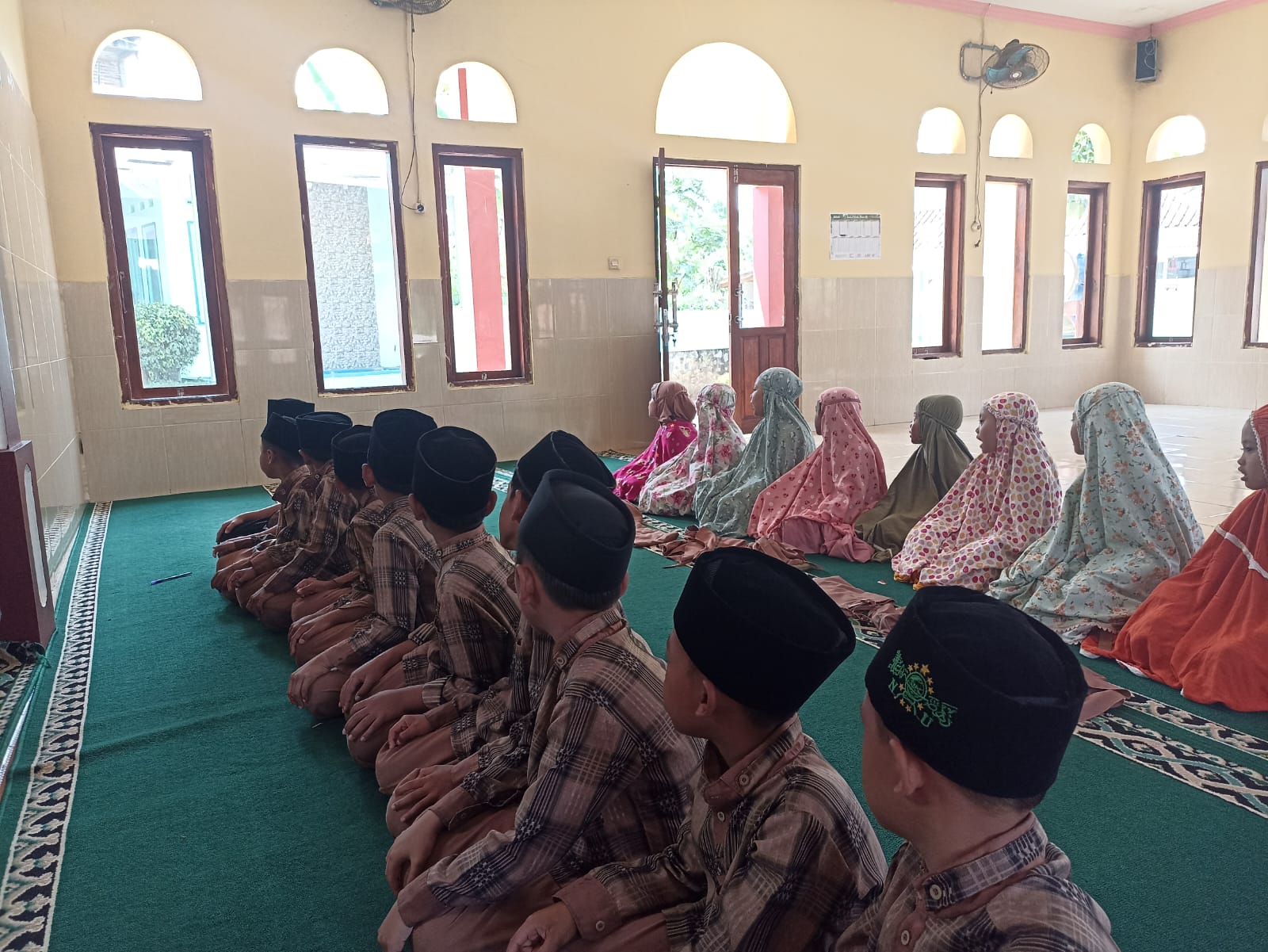 Praktek Sholat kelas 2 (Kelas Kerjasama) MI Plus Al Hidayah - foto 1